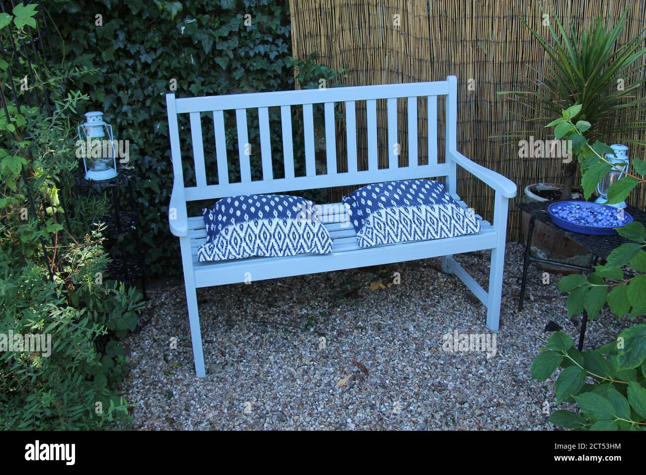 Eine entspannende ruhige Ecke in einem kleinen Hausgarten. Stockfoto