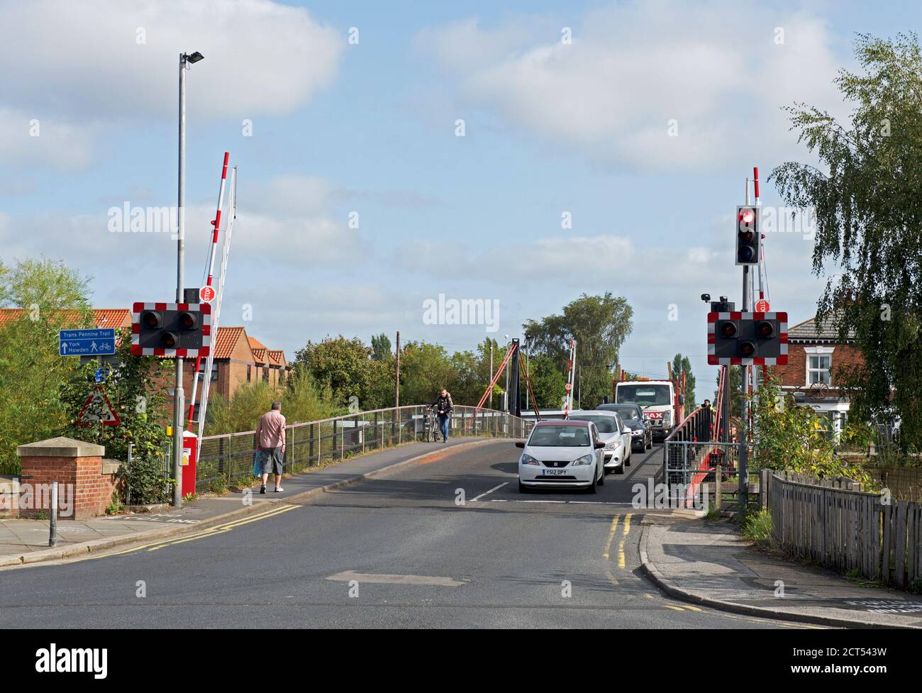 Autos auf der Swing Bridge über den Fluss Ouse, Selby, North Yorkshire, England Stockfoto
