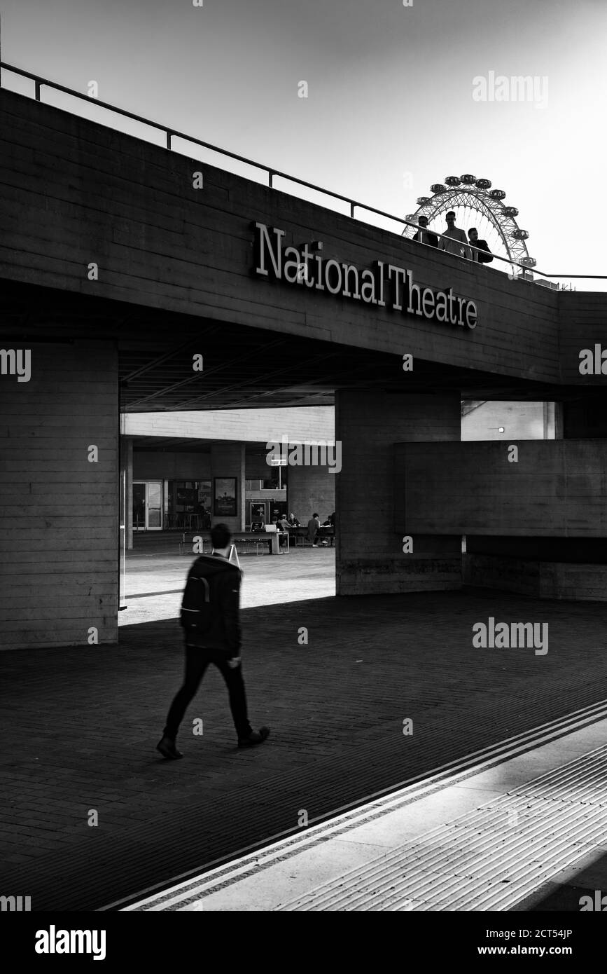 Straßenszene im National Theatre, South Bank, London, England Stockfoto