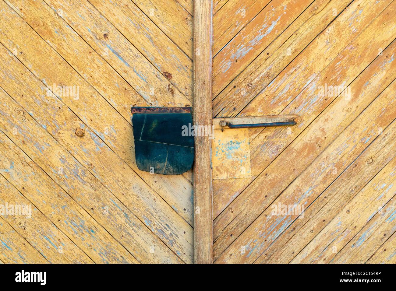Alte gelbe Holztür der Scheune oder Garage. Kann als Hintergrund oder Textur für Foto-Editoren verwendet werden Stockfoto