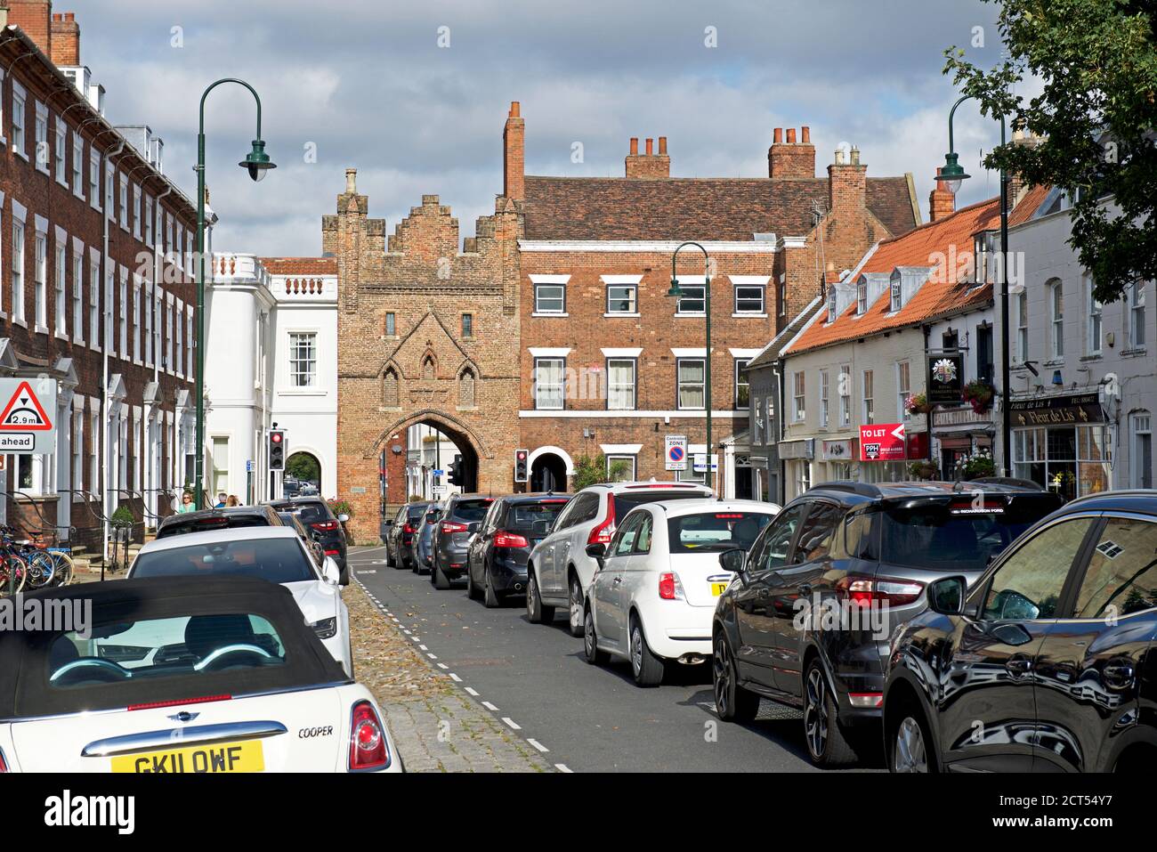 Schlange von Autos, die sich North Bar in Beverley, East Yorkshire, England nähern Stockfoto