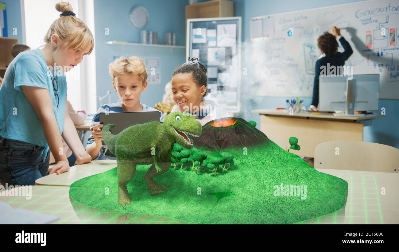 3 Diverse Schulkinder verwenden digitalen Tablet-Computer mit Augmented Reality Software, Blick auf Educational 3D Animation - Dinosaurier auf Insel mit Stockfoto