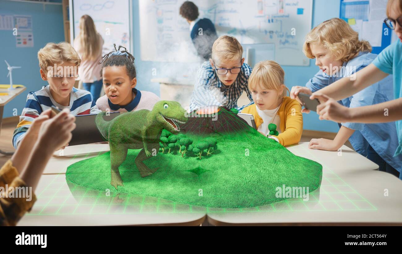 Gruppe von Schulkindern verwenden digitale Tablet-Computer mit Augmented Reality App, Blick auf Educational 3D Animation - Dinosaur Walking on Island Stockfoto