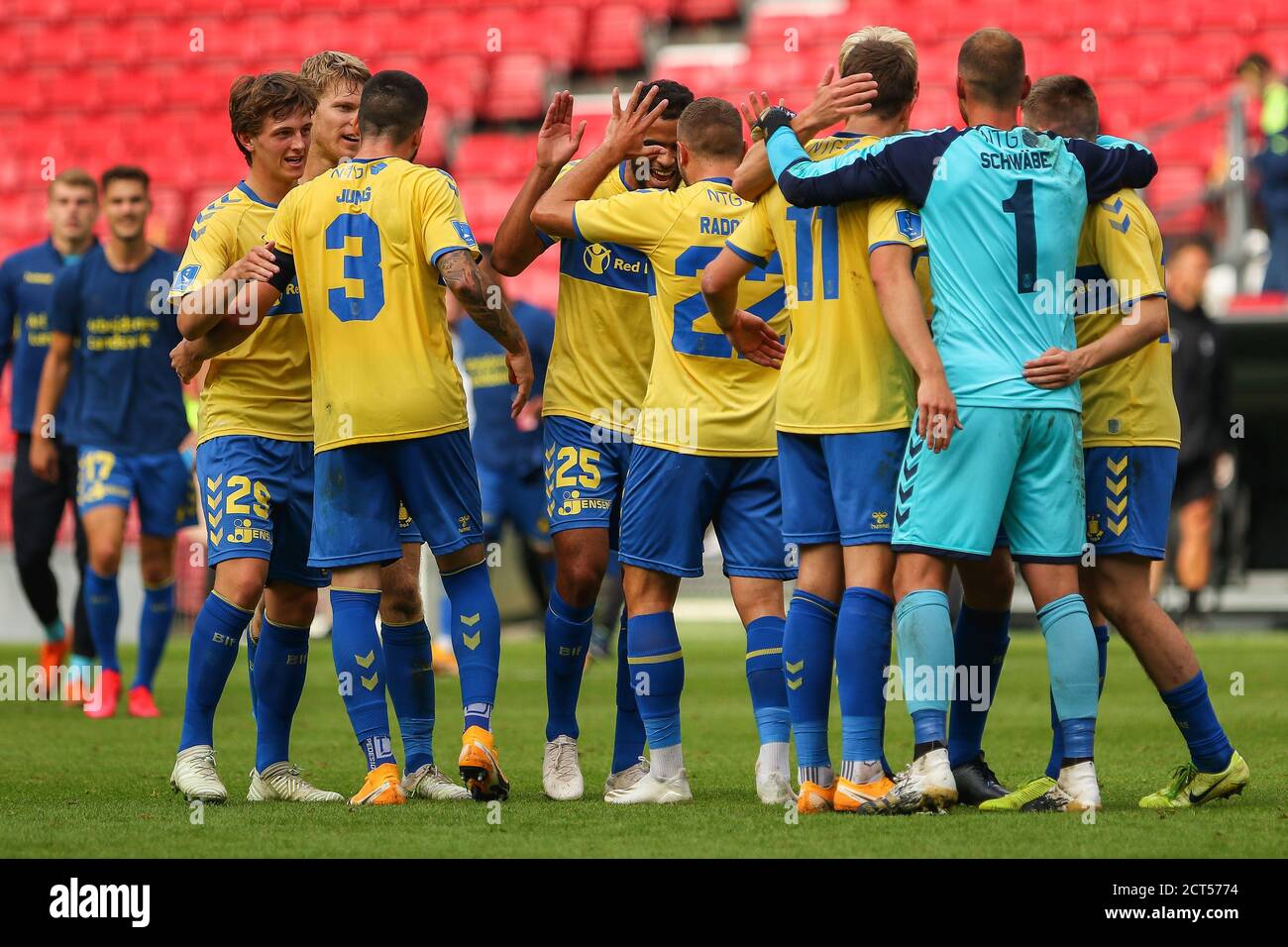 Kopenhagen, Dänemark. September 2020. Die Spieler von Broendby IF feiern den Derby-Sieg kurz nach dem 3F Superliga-Spiel zwischen dem FC Kopenhagen und Broendby im Park in Kopenhagen. (Foto Kredit: Gonzales Foto/Alamy Live News Stockfoto