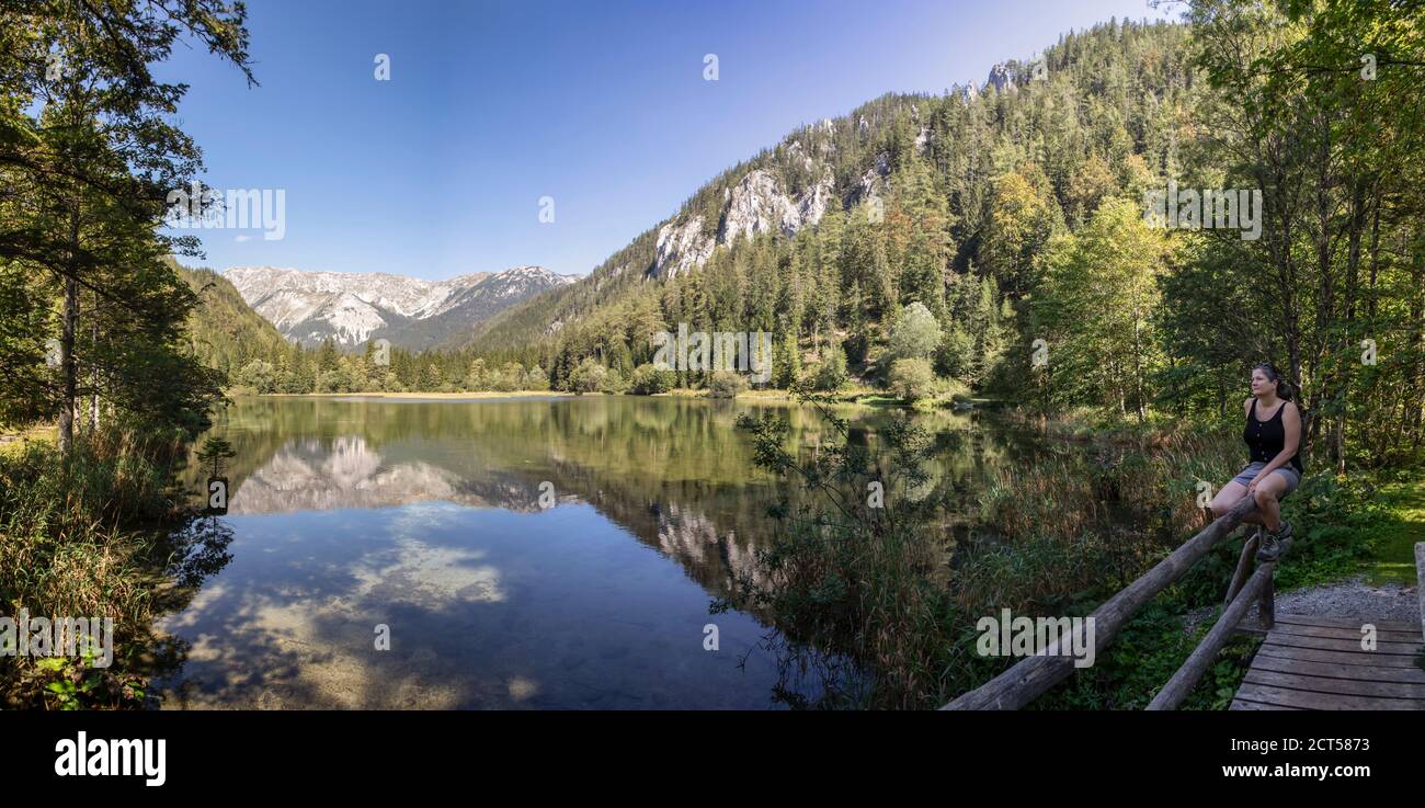 Panoramablick- Frau am Dürrsee bei Seewiesen in der Steiermark, Österreich Stockfoto