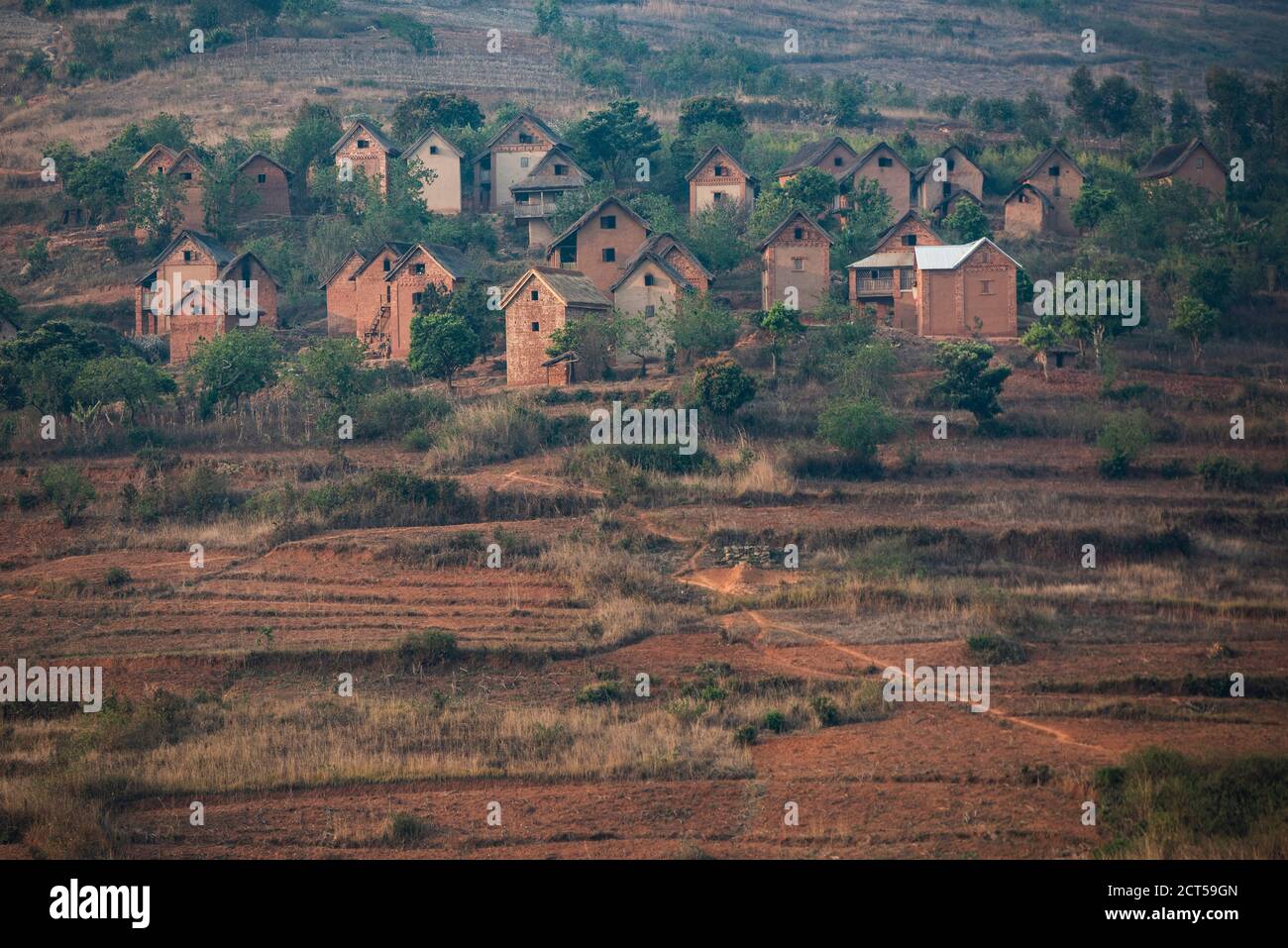 Trockene Landschaft während der Brandungs- und Brandsaison in der Nähe von Ranomafana, Haute Matsiatra Region, Madagaskar Stockfoto