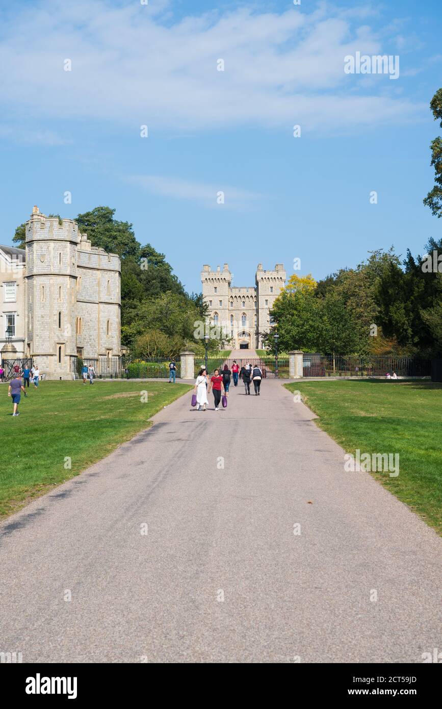 Menschen unterwegs an einem sonnigen Sommertag zu Fuß im Windsor Great Park, in der englischen Grafschaft von England Stockfoto