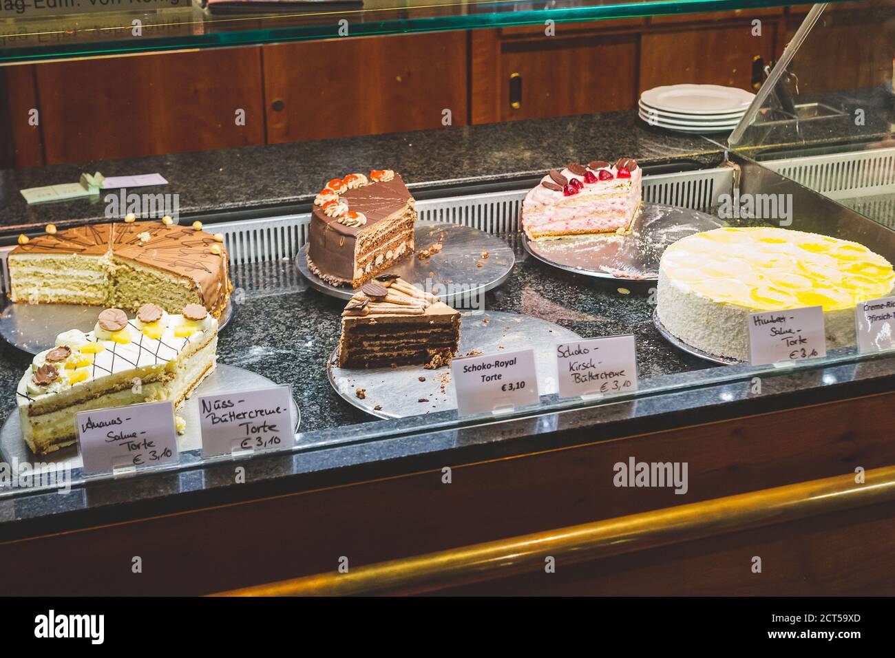 Nahaufnahme einer Vitrine mit verschiedenen Kuchen in einem deutschen  Restaurant. Der Kuchen ist eine Form von süßen Speisen aus Mehl, Zucker und  anderen Zutaten Stockfotografie - Alamy