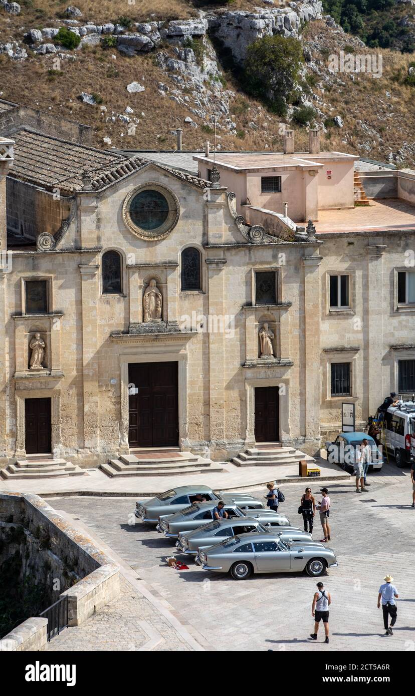 Matera, Italien - 15. September 2019: Bond 25, Aston Martin DB5 Autos sind bereit, Verfolgungsszenen aus dem Film "No Time to die" in Sassi, Matera, It zu drehen Stockfoto