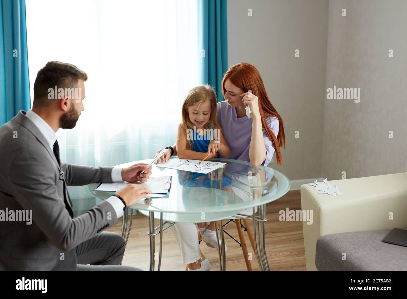 Allein einsame Mutter mit Kind Mädchen und Psychologe, Mann verließ seine Familie, ging zu einer anderen Herrin. Traurig depressiv Rotschopf Frau erhalten Unterstützung und er Stockfoto