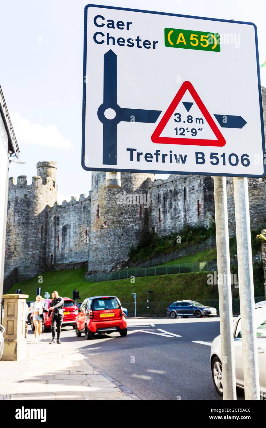 A55 Straßenschild, Wegweiser, A55 Chester Schild, B5106 Straßenschild, Wales Straßenschild, Richtungen, Höhenbeschränkung Schild, Conwy Straßenschild, Wales, Stockfoto