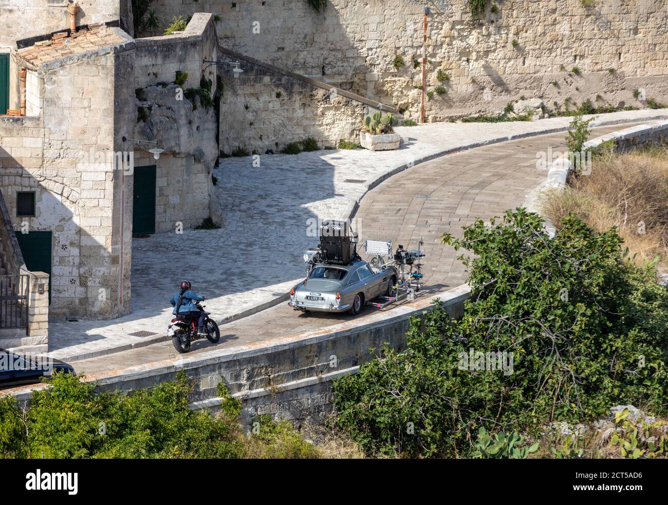 Matera, Italien - 15. September 2019: Bond 25, Aston Martin DB5 beim Filmen von Verfolgungsszenen durch die engen Gassen des Films "keine Zeit zu sterben" in S Stockfoto