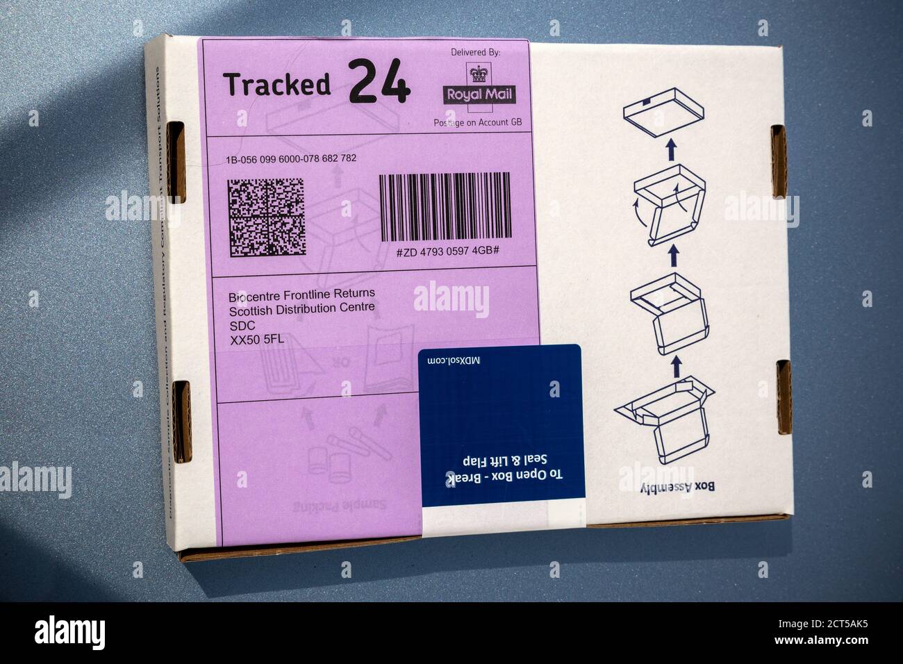 COVID-19, Pflege, Nahaufnahme, Erkältung und Grippe, Farbbild, Coronavirus, Wattestäbchen, Ausschneiden, Daten, Epidemie, Regierung, Gesundheitswesen, covid 19 Heimtest-Kit Stockfoto