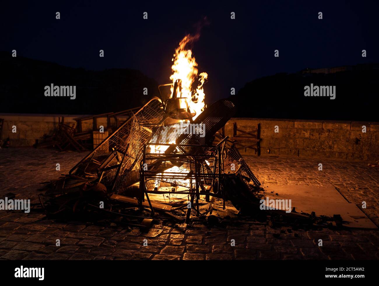 Matera, Italien - 17. September; 2019: Band 25; Szenen von Bränden und Explosionen; aus dem Film "keine Zeit" in Sassi, zu sterben; Matera, Italien. Stockfoto