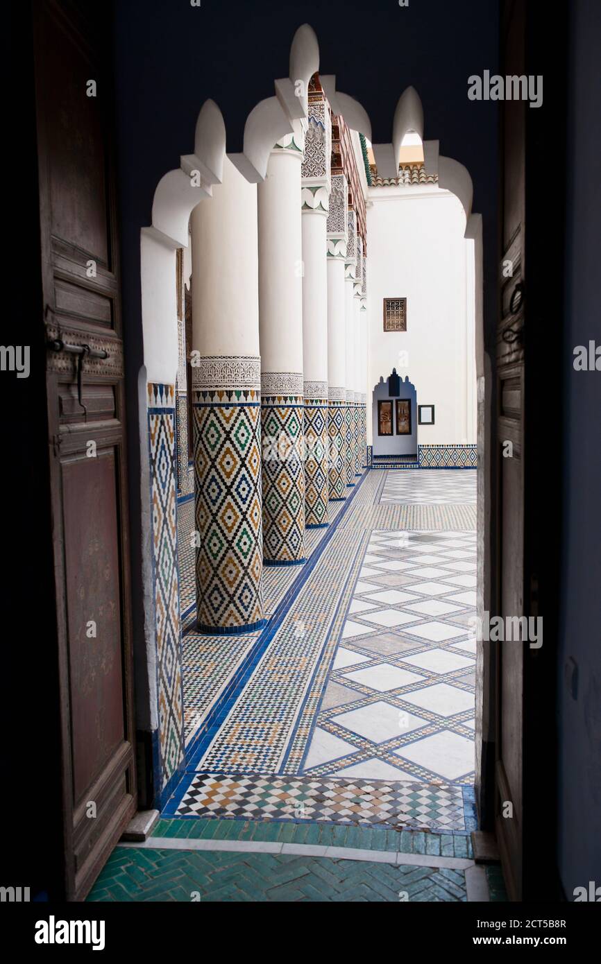 Tür und Säulen im Inneren des Museums von Marrakesch in der alten Medina, Marokko, Nordafrika, Afrika Stockfoto