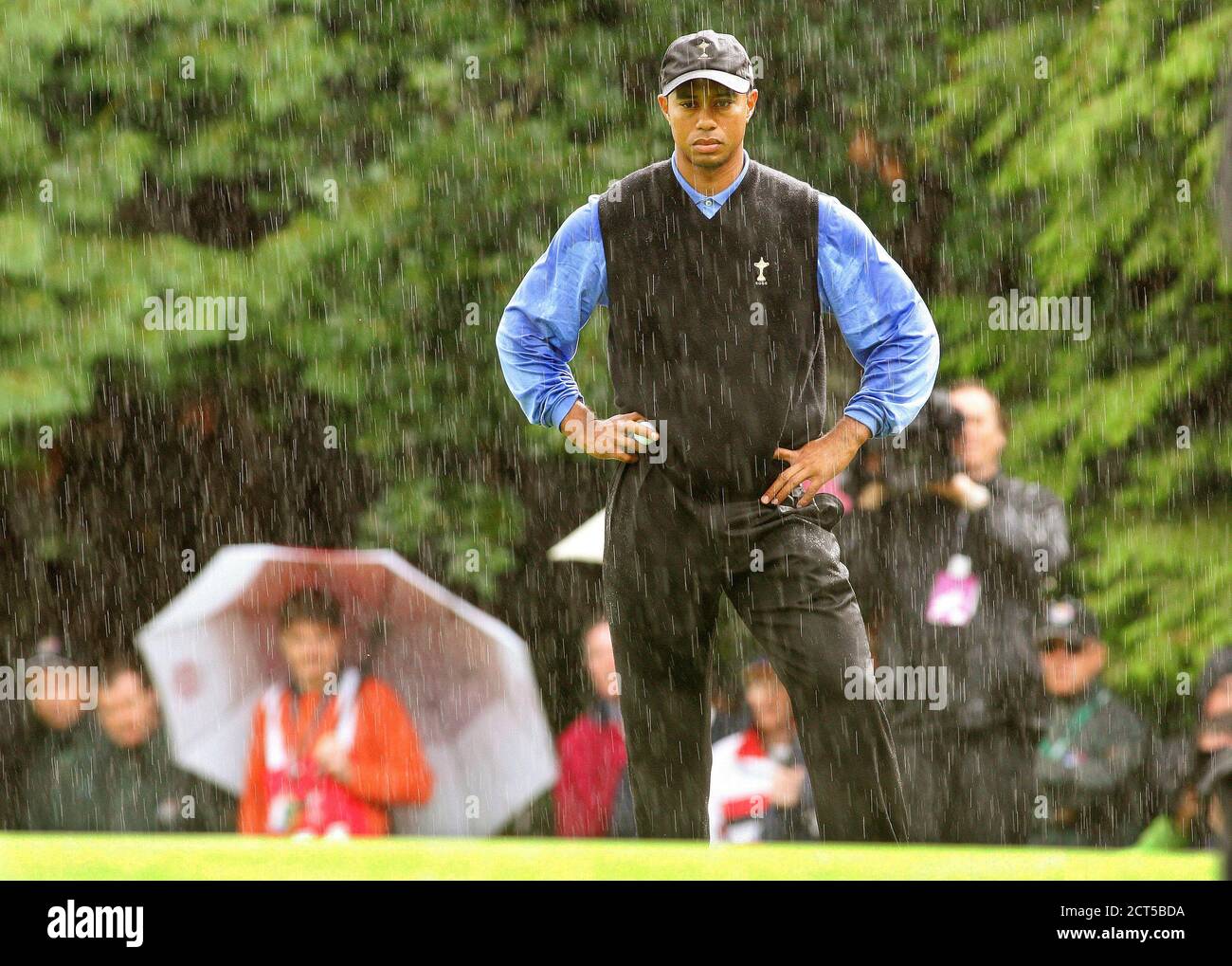 TIGER WOODS IM SINTFLUTARTIGEN REGEN BEIM RYDER CUP 2006, DUBLIN, IRLAND. BILDNACHWEIS : © MARK PAIN / ALAMY STOCK FOTO Stockfoto
