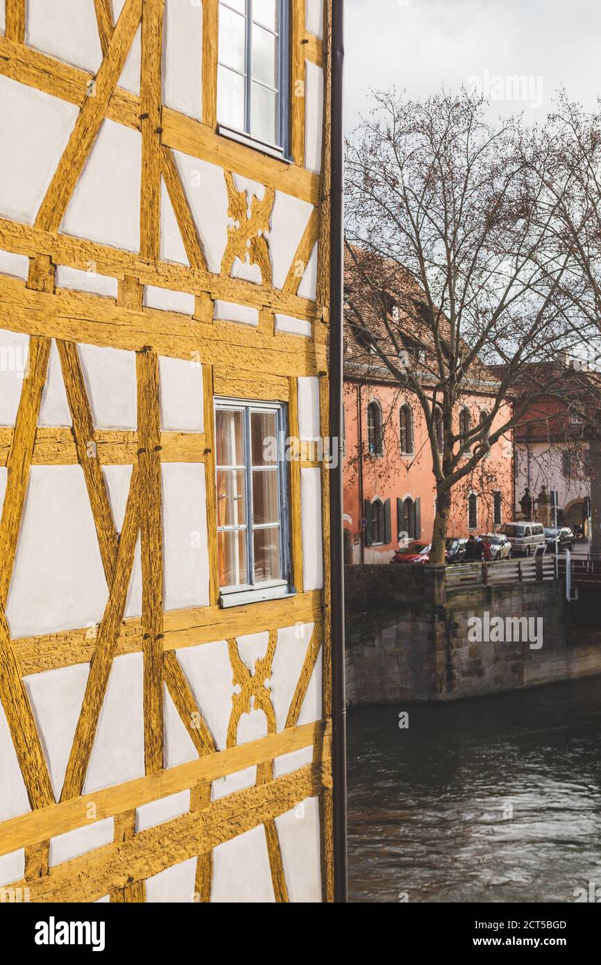 Holzrahmenmauer des alten Rathauses in Bamberg, Deutschland. Fachwerkhäuser sind über das ganze Land verteilt, deshalb ist Deutschland bekannt Stockfoto