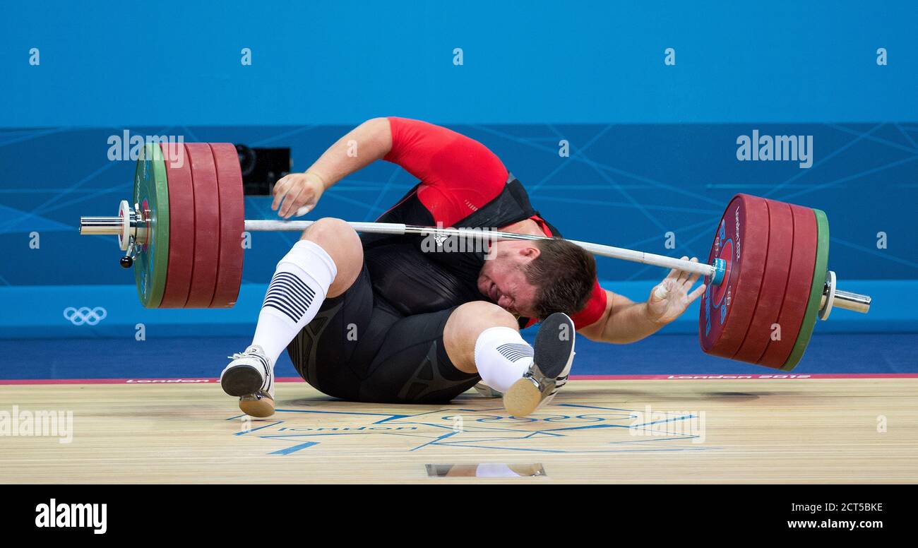EIN DEUTSCHER WEIGHLIFTER FÄLLT IHM WÄHREND DER OLYMPISCHEN SPIELE 2012 IN LONDON DIE STANGE AUF DEN KOPF. BILDNACHWEIS : © MARK PAIN / ALAMY STOCK FOTO Stockfoto