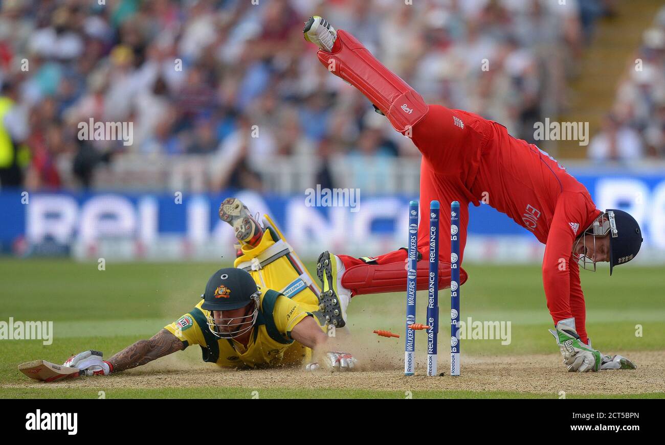 Englands Jos Buttler versucht, Australiens Mitchell Johnson auszulaufen. England – Australien. ICC Champions Trophy. BILD : MARK PAIN / ALAMY Stockfoto