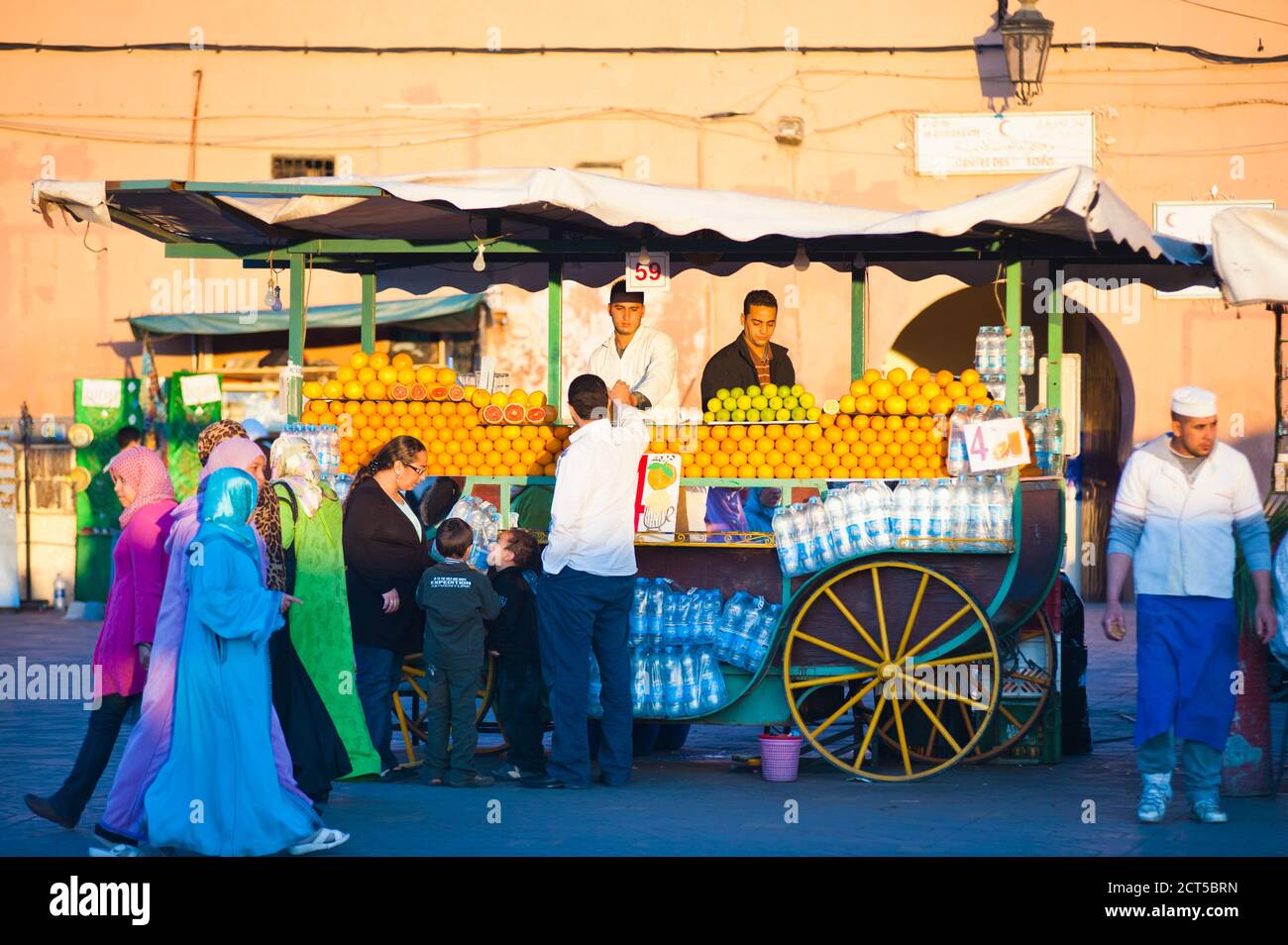Frisch gepresster Orangensaft, Place Djemaa El Fna, Marrakesch (Marrakesch), Marokko, Nordafrika, Afrika Stockfoto