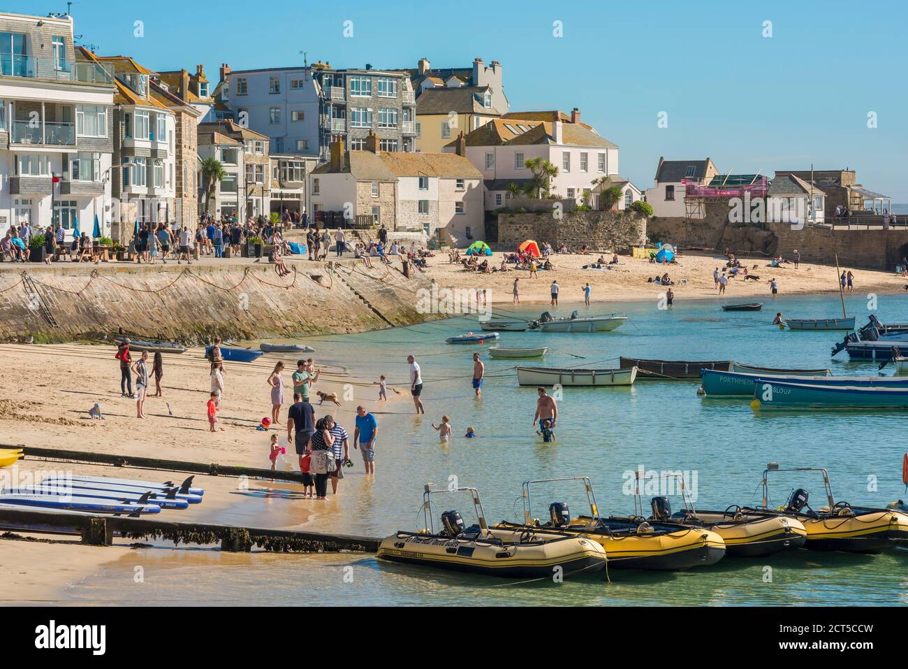 St Ives Strand, Blick im Sommer auf den Strand im Hafengebiet von St Ives, Cornwall, Südwesten Englands, Großbritannien Stockfoto