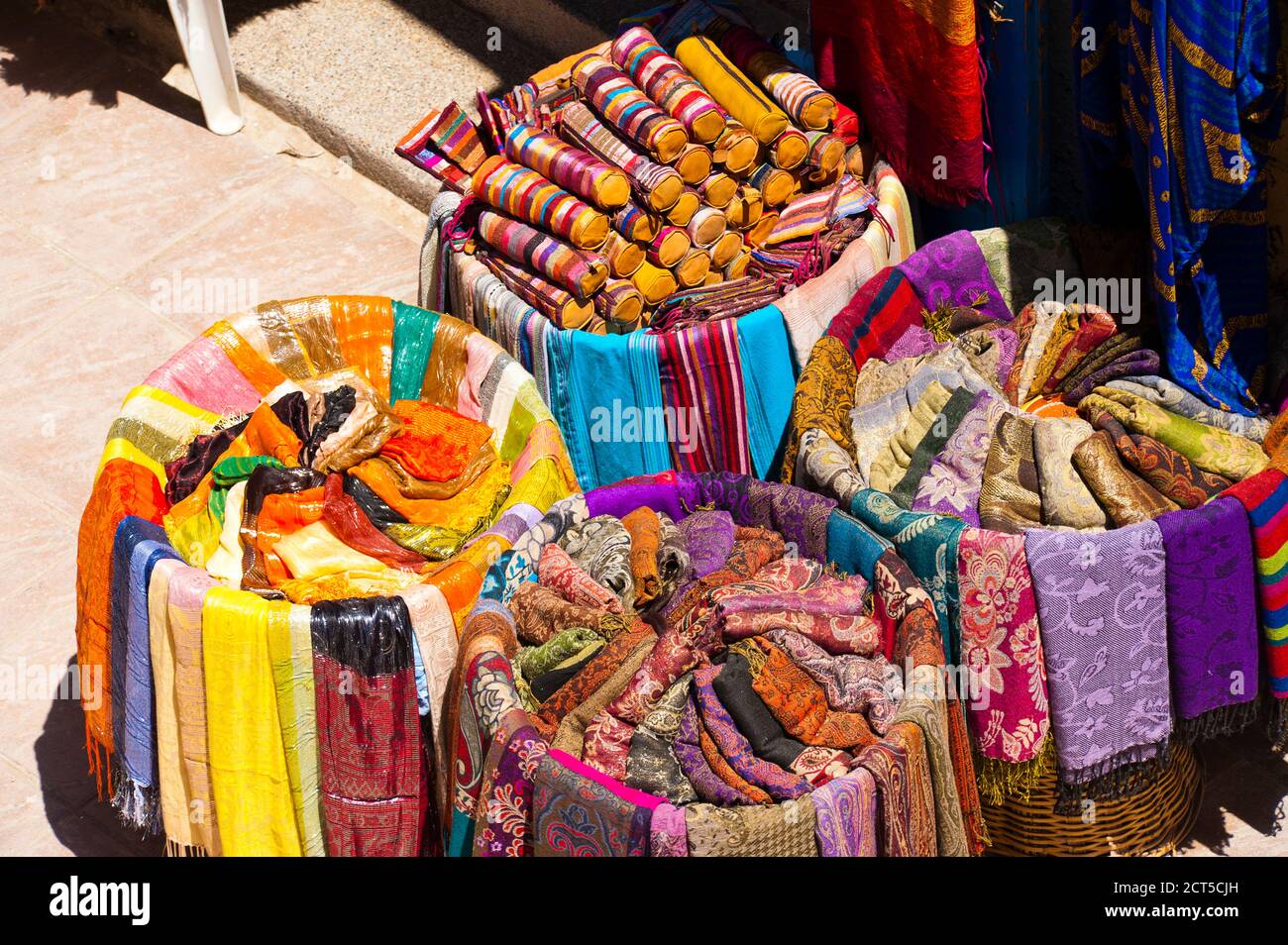 Bunte Seide Pashmina Schals zu verkaufen, Essaouira, ehemals Mogador,  UNESCO-Weltkulturerbe, Marokko, Nordafrika, Afrika Stockfotografie - Alamy