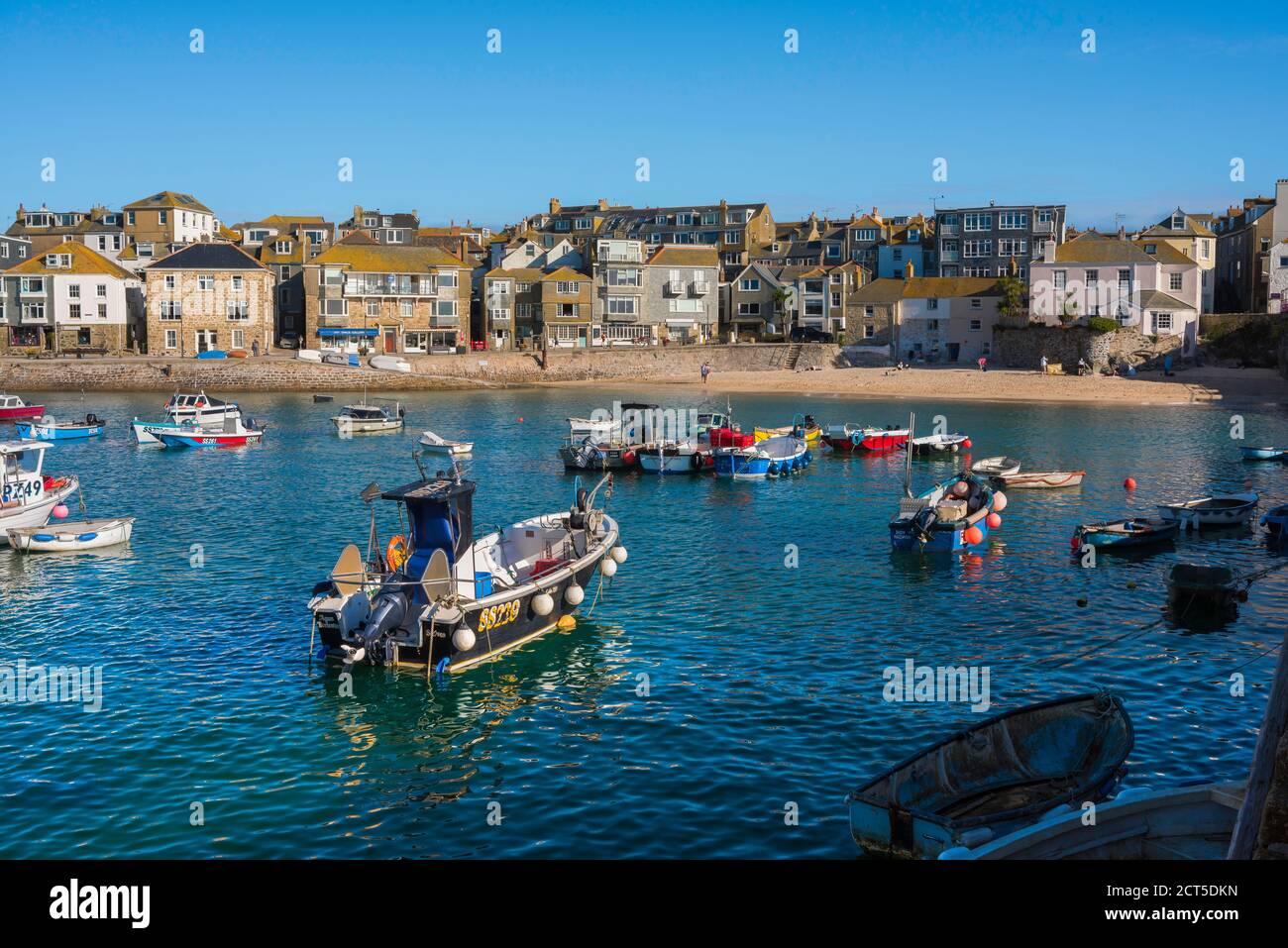 Staycation UK, Blick im Sommer auf Fischerboote, die im Hafen in St. Ives, Cornwall, Südwestengland, Großbritannien, festgemacht sind Stockfoto