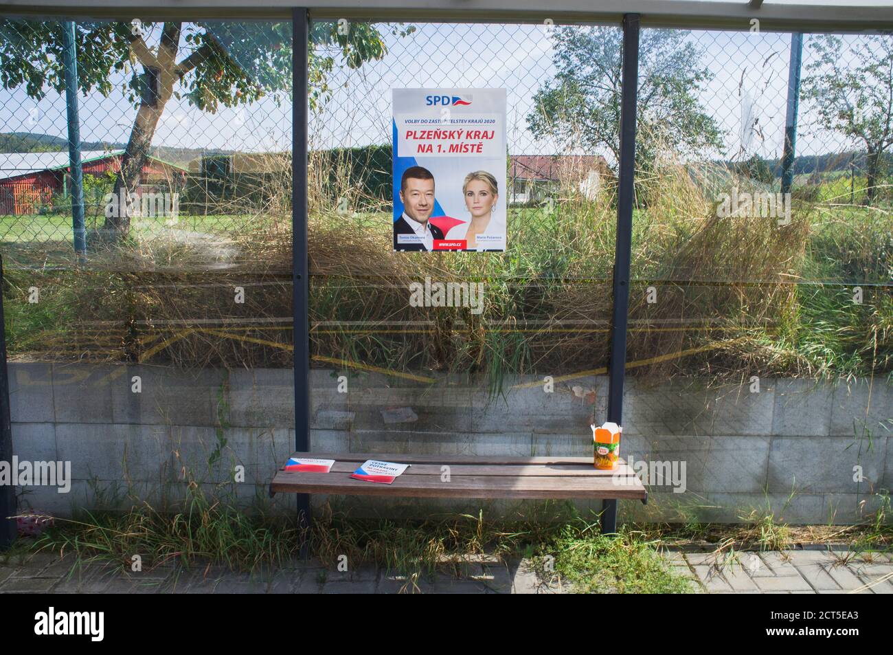2.-3. Oktober 2020, Plakat zur tschechischen Regionalwahl mit Tomio Okamura und Marie Posarova, SPD-Bewegung, das zuerst die Region PILSEN, Klatovy-Dehtin, schreibt Stockfoto