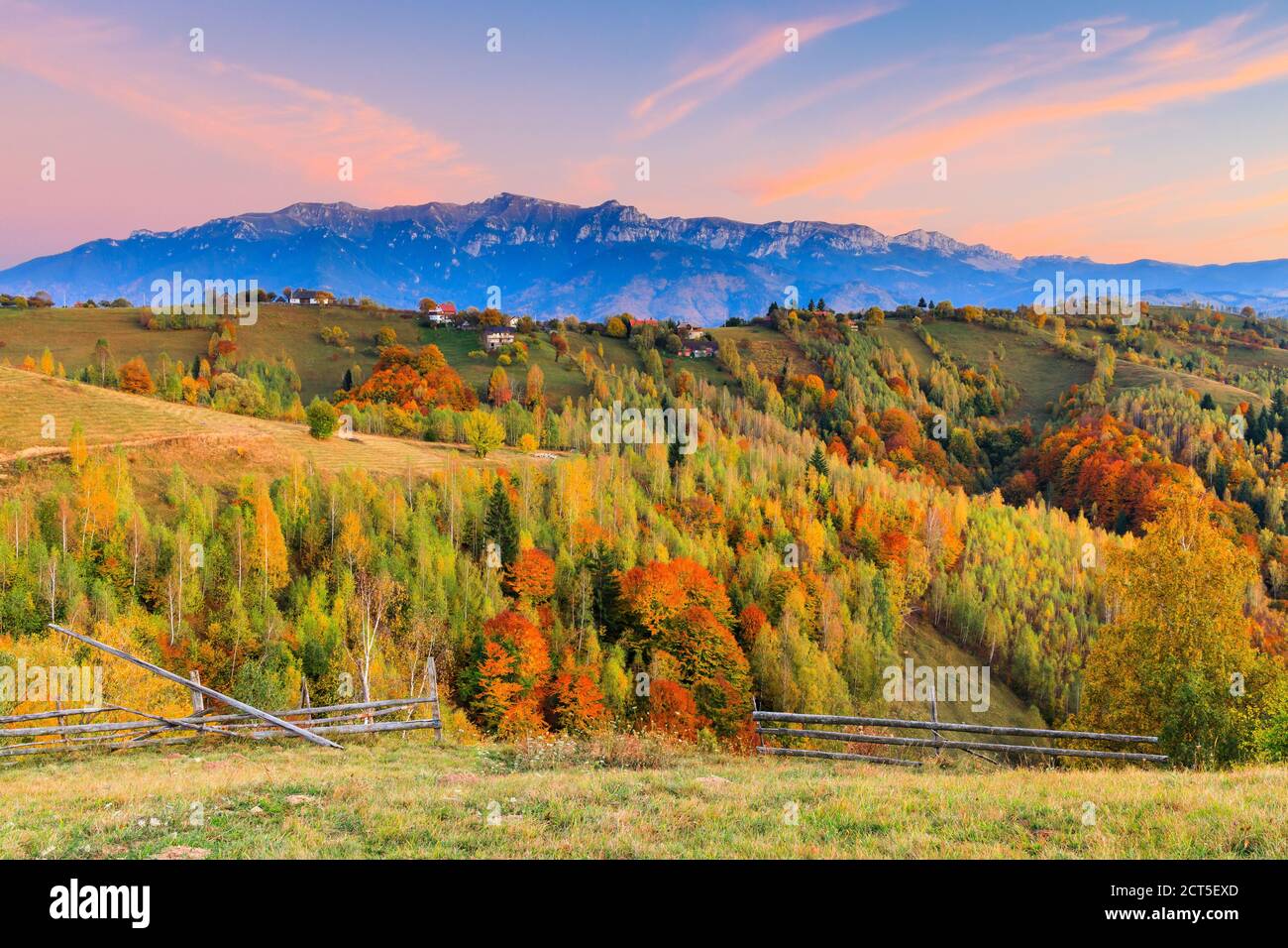 Brasov, Rumänien. Magura Dorf und Bucegi Bergkette bei Sonnenuntergang. Stockfoto