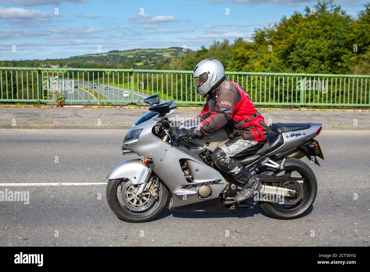 2012 weiß BMW R 1200 GS TU; Motorradfahrer; zweirädrige Transport, Motorräder, Fahrzeug, Straßen, Motorräder, Motorradfahrer motoring in Chorley, UK Stockfoto
