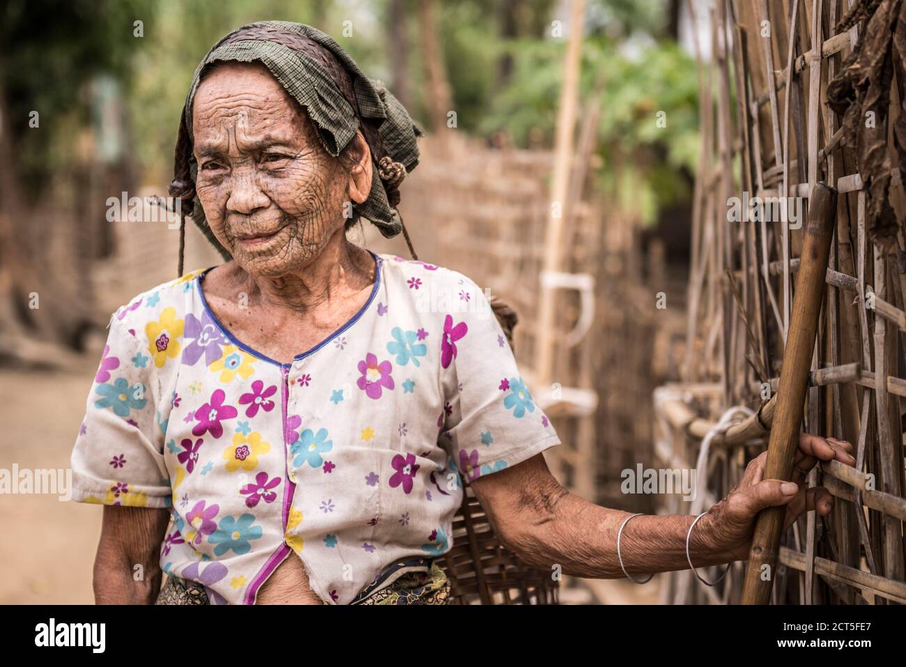 Tätowierte Frau eines Chin Tribe Village, Staat Chin, Myanmar (Burma) Stockfoto