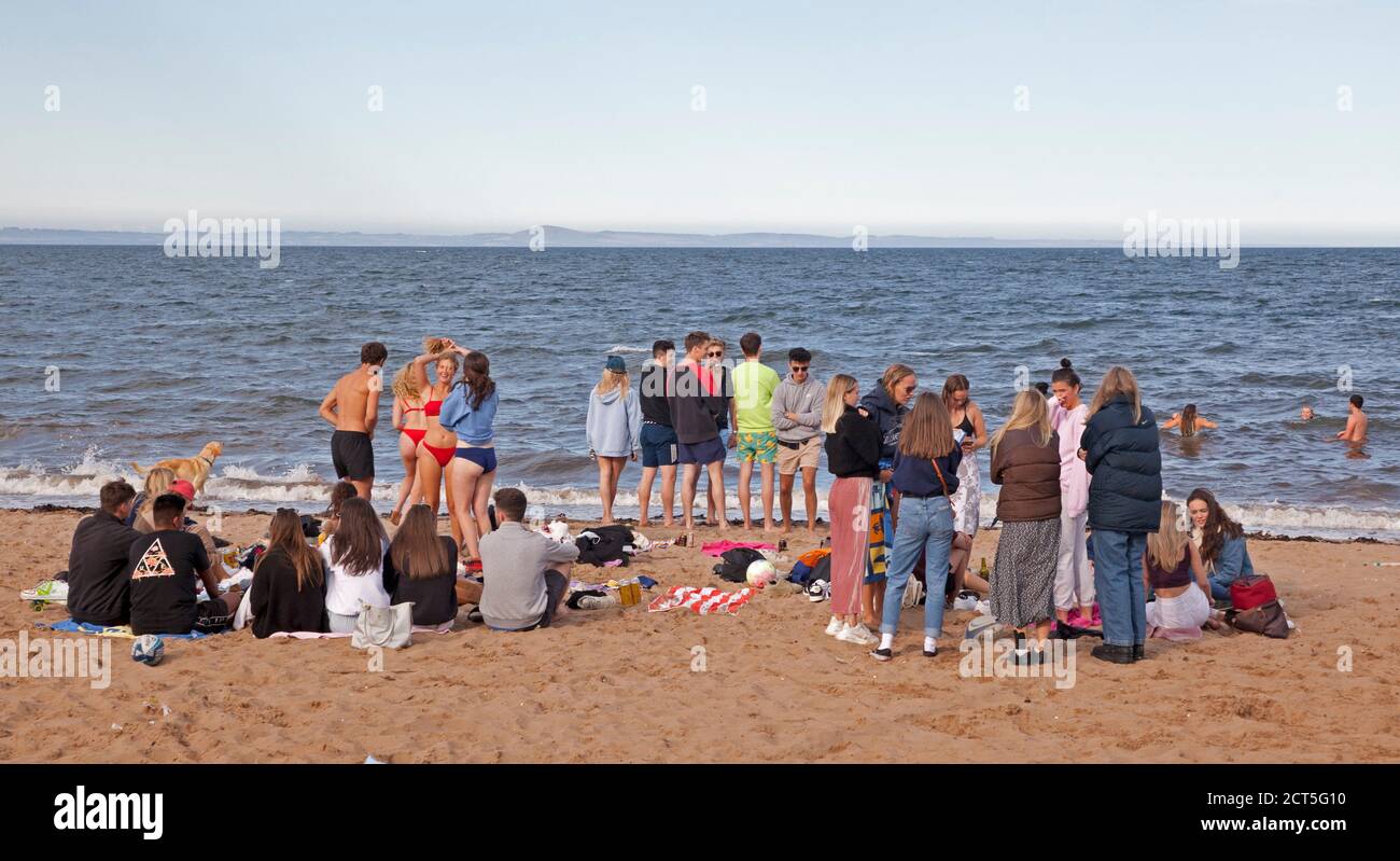 Portobello Beach, Edinburgh, Schottland, Großbritannien. 18. September 2020. Massen junger Menschen, die sich sozial nicht voneinander distanzieren Stockfoto