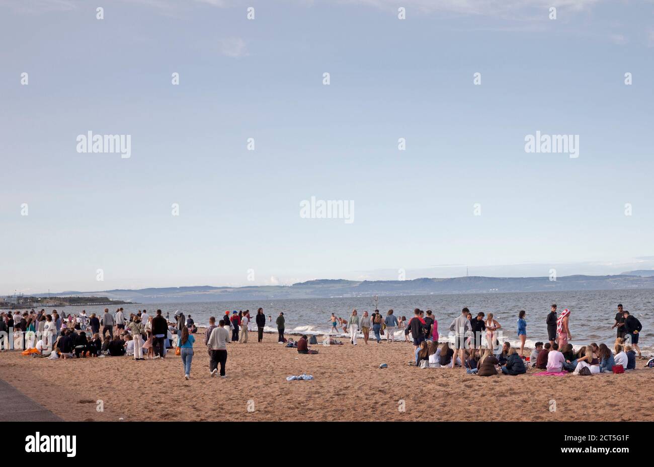 Portobello Beach, Edinburgh, Schottland, Großbritannien. 18. September 2020. Massen junger Menschen, die sich sozial nicht voneinander distanzieren Stockfoto