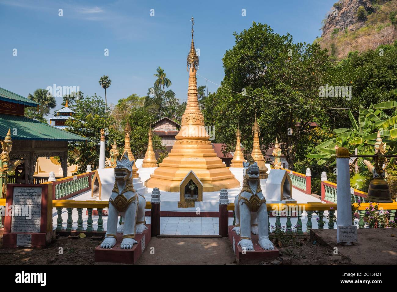 Goldstupa am Berg Zwegabin, hPa an, Kayin State (Karen State), Myanmar (Burma) Stockfoto