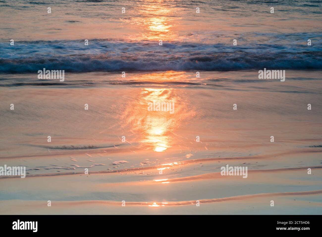 Abstraktes Meer bei Sonnenuntergang, Paradise Beach (Sar Sar Aw Beach), Dawei Peninsula, Tanintharyi Region, Myanmar (Burma) Stockfoto
