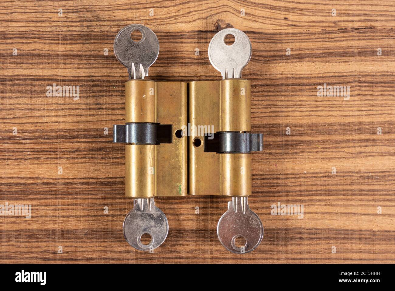 Schlösser mit Schlüssel auf Holzhintergrund Stockfoto