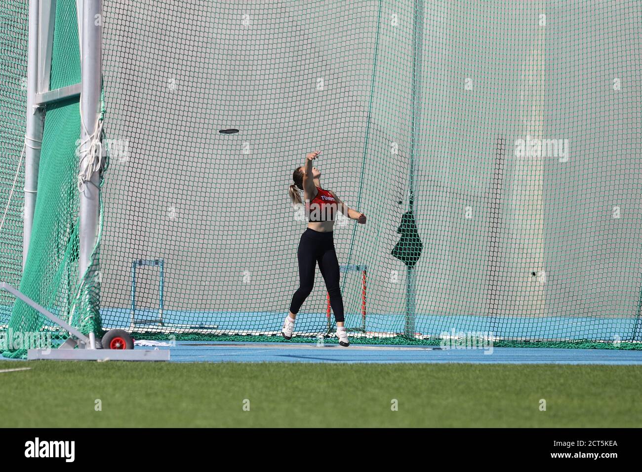 ISTANBUL, TÜRKEI - 12. SEPTEMBER 2020: Undefinierter Diskuswurf des Athleten während der U20-Leichtathletik-Meisterschaften des Balkans Stockfoto