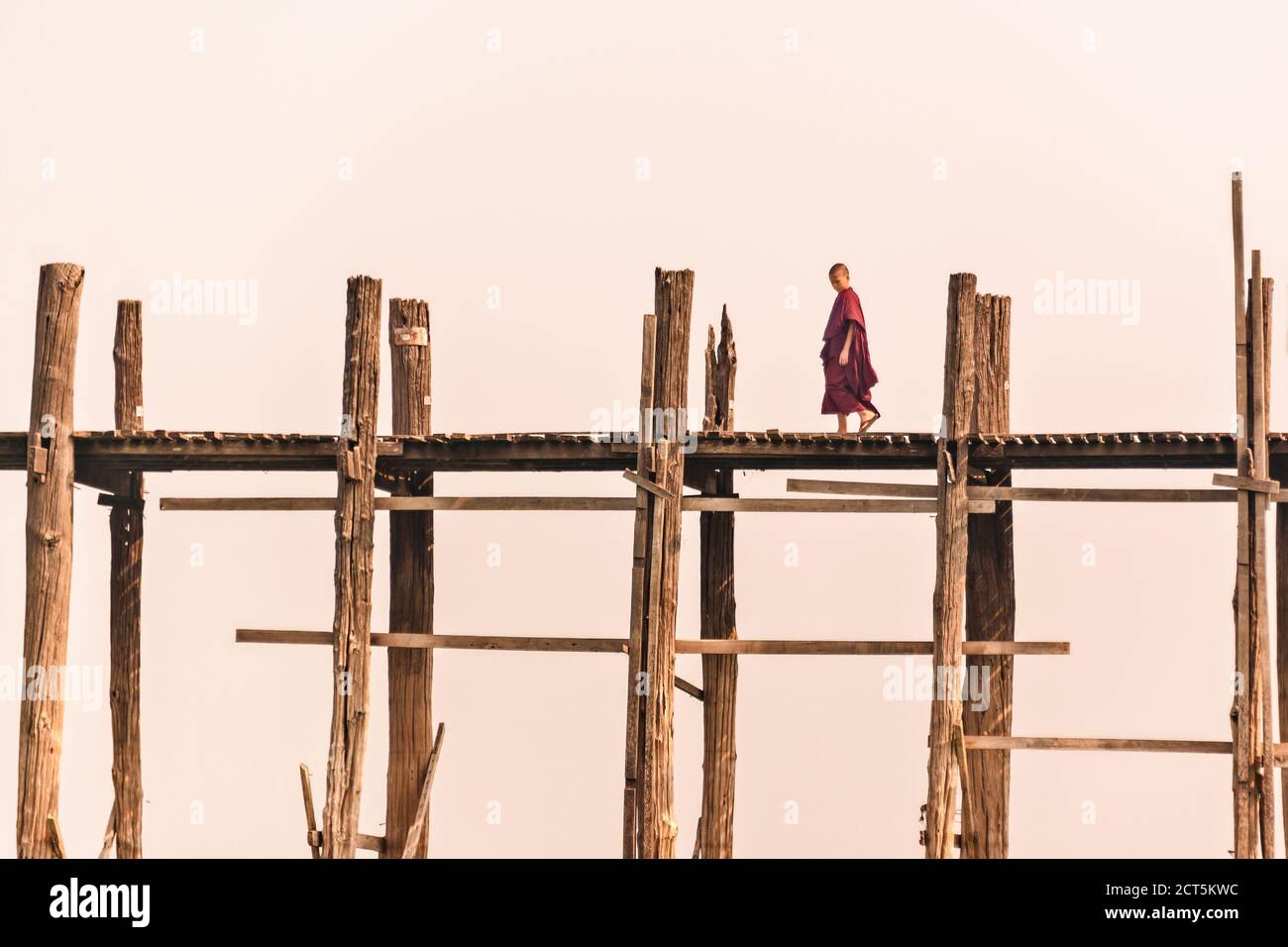 Mönch zu Fuß auf U-Bein Brücke, in Amarapura, Mandalay, Burma Myanmar Stockfoto