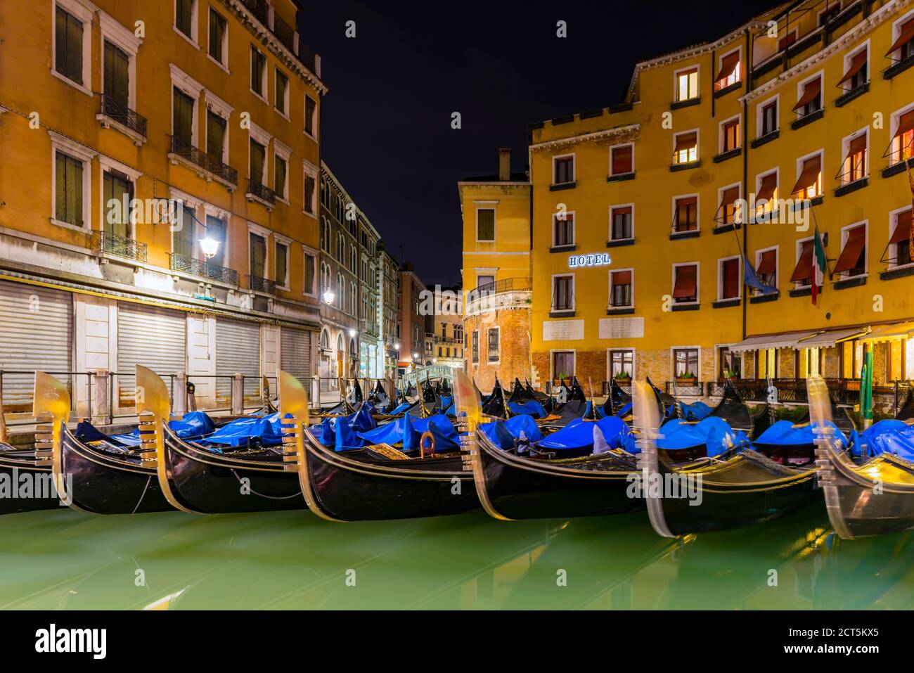 Gondel bei Nacht in der Stadt Venedig, Italien. Stockfoto Gondel bei Nacht in der Stadt Venedig, Italien. Stockfoto