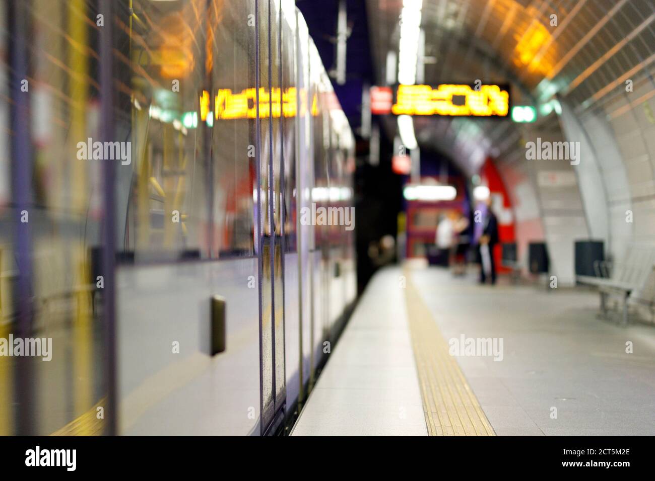 Köln, Deutschland. September 2020. Gleisbereich mit Bahnsteig-Kante an einer U-Bahn-Station. (Themenbild, Symbolbild) Köln, 16.09.2020 Quelle: dpa/Alamy Live News Stockfoto