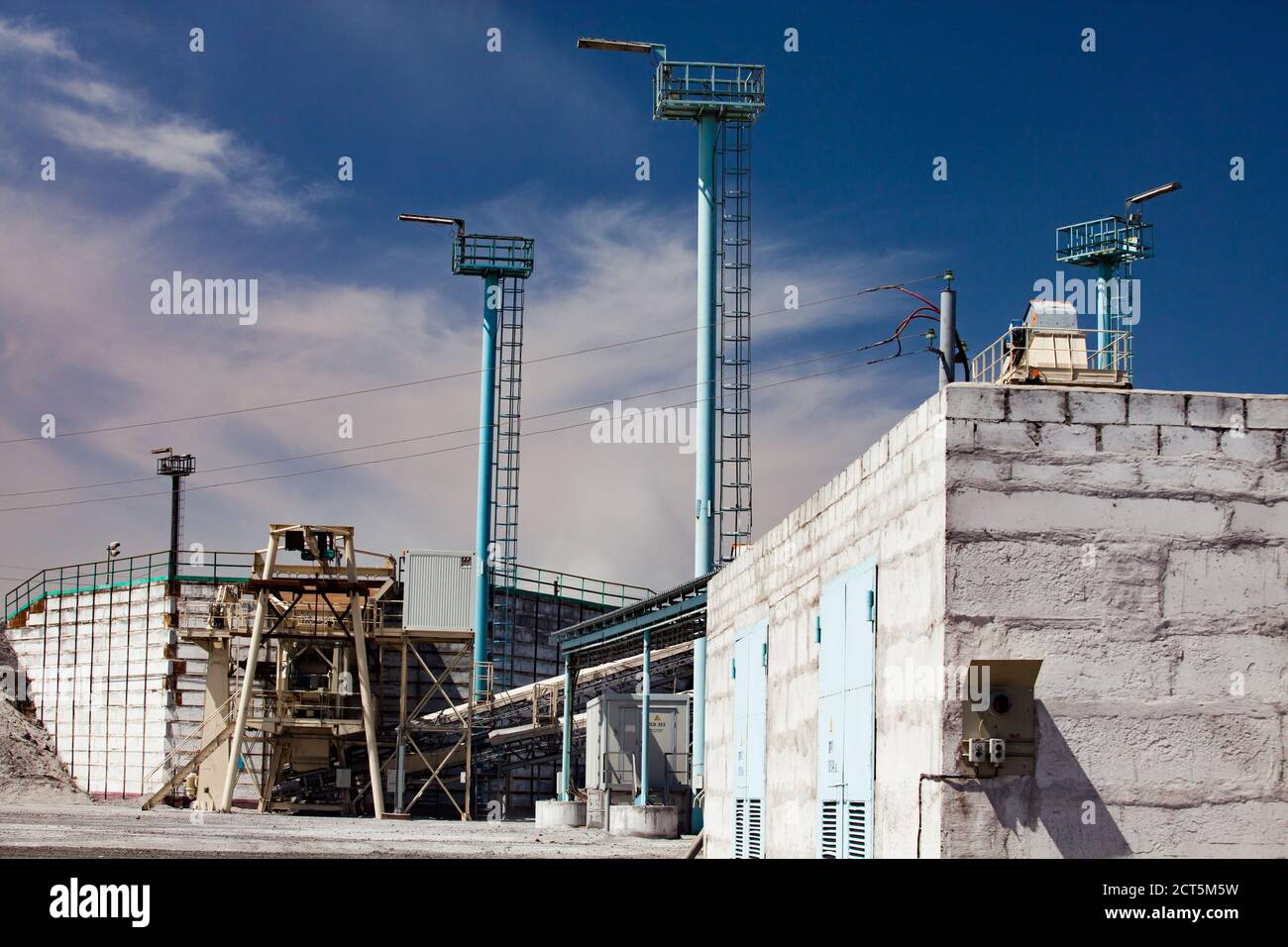 Aksu/Kasachstan - Mai 29 2012: Hüttenwerk Aksu. Moderne Schlacke Bearbeitungsmaschine. Blauer Himmel und Wolken.V Stockfoto