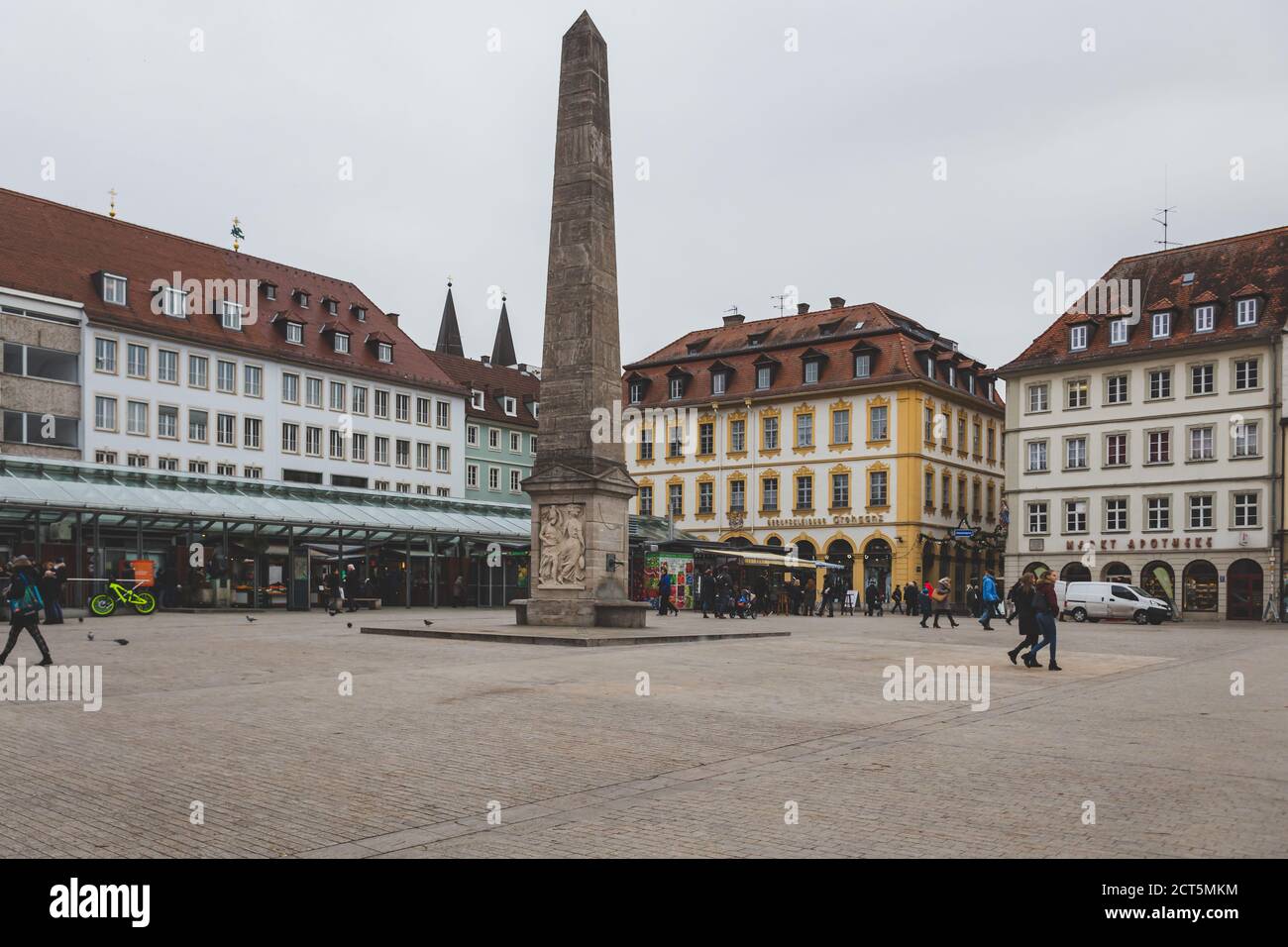 Würzburg/Deutschland-3/1/19: Der Steinobelisk am Unteren Markt der Stadt Würzburg, Bayern. Die Stadt ist berühmt für seine r Stockfoto