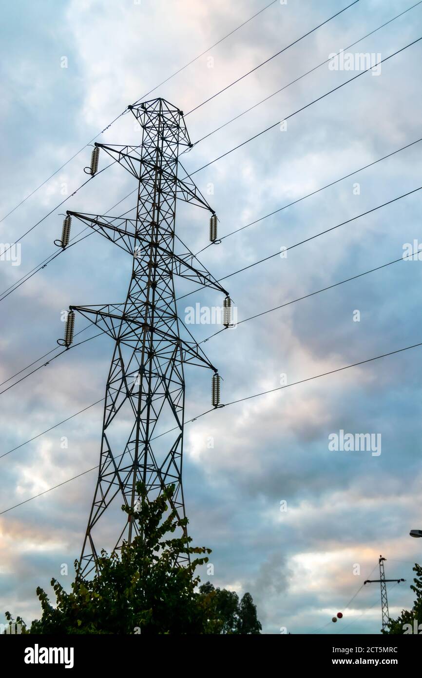 Hochspannungsstromkabel in wolkiger Himmel vor dem Sturm, von ren Elektrizitätsgesellschaft in Portugal Stockfoto