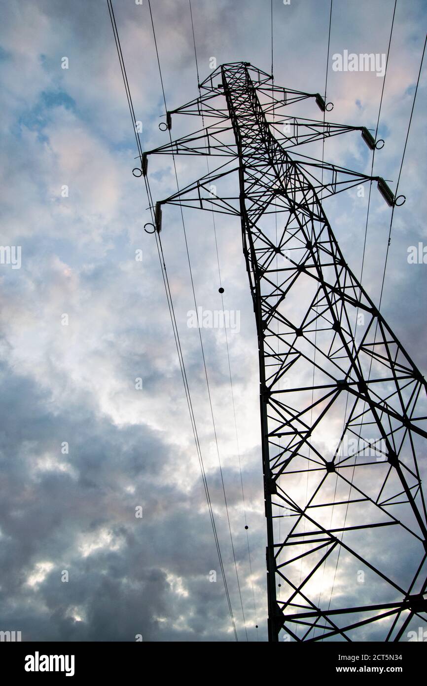 Hochspannungsstromkabel in wolkiger Himmel vor dem Sturm, von ren Elektrizitätsgesellschaft in Portugal Stockfoto