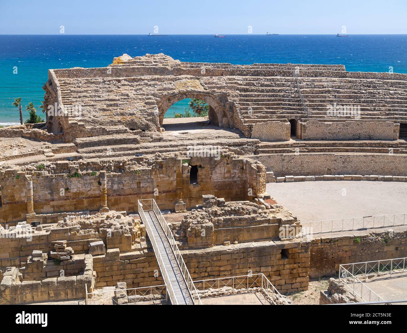 Altes römisches Amphitheater von Tarragona und das Mittelmeer. Katalonien, Spanien. Stockfoto