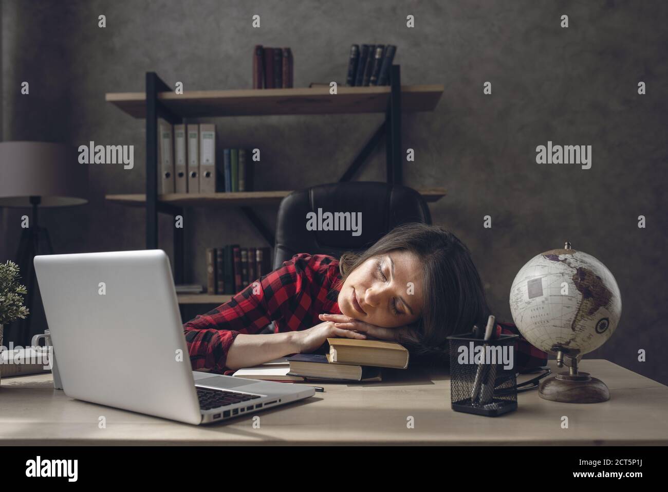 Müde Student Mädchen schläft über ihre Bücher zu Hause Stockfoto