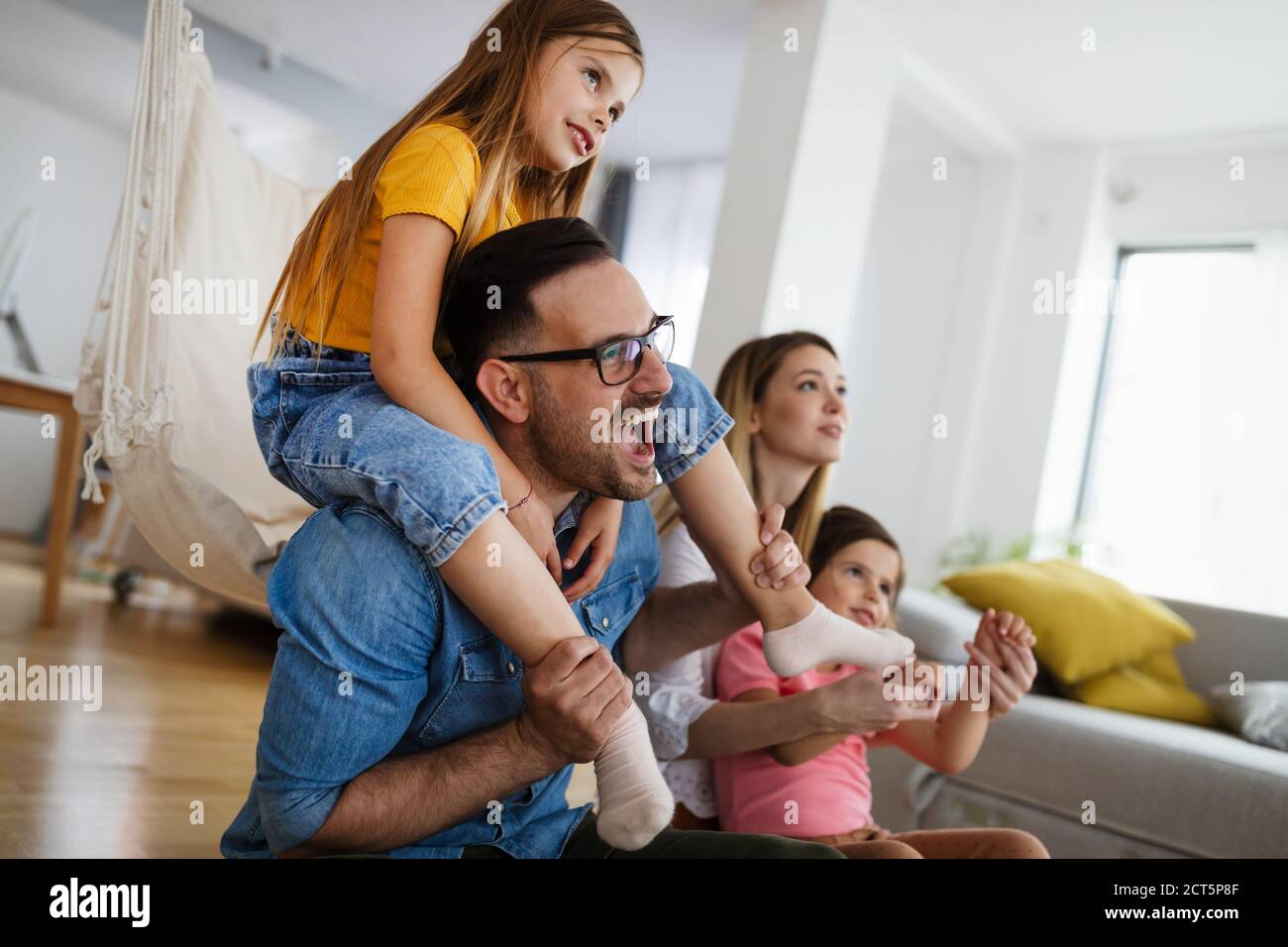 Happy Family Fun Zeit zu Hause in Stockfoto