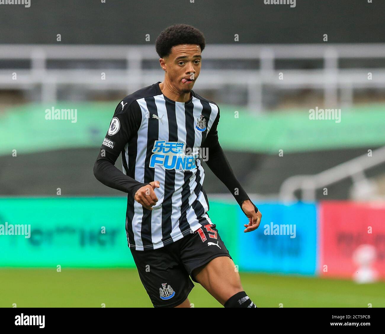 Jamal Lewis (15) von Newcastle United in Aktion Stockfoto