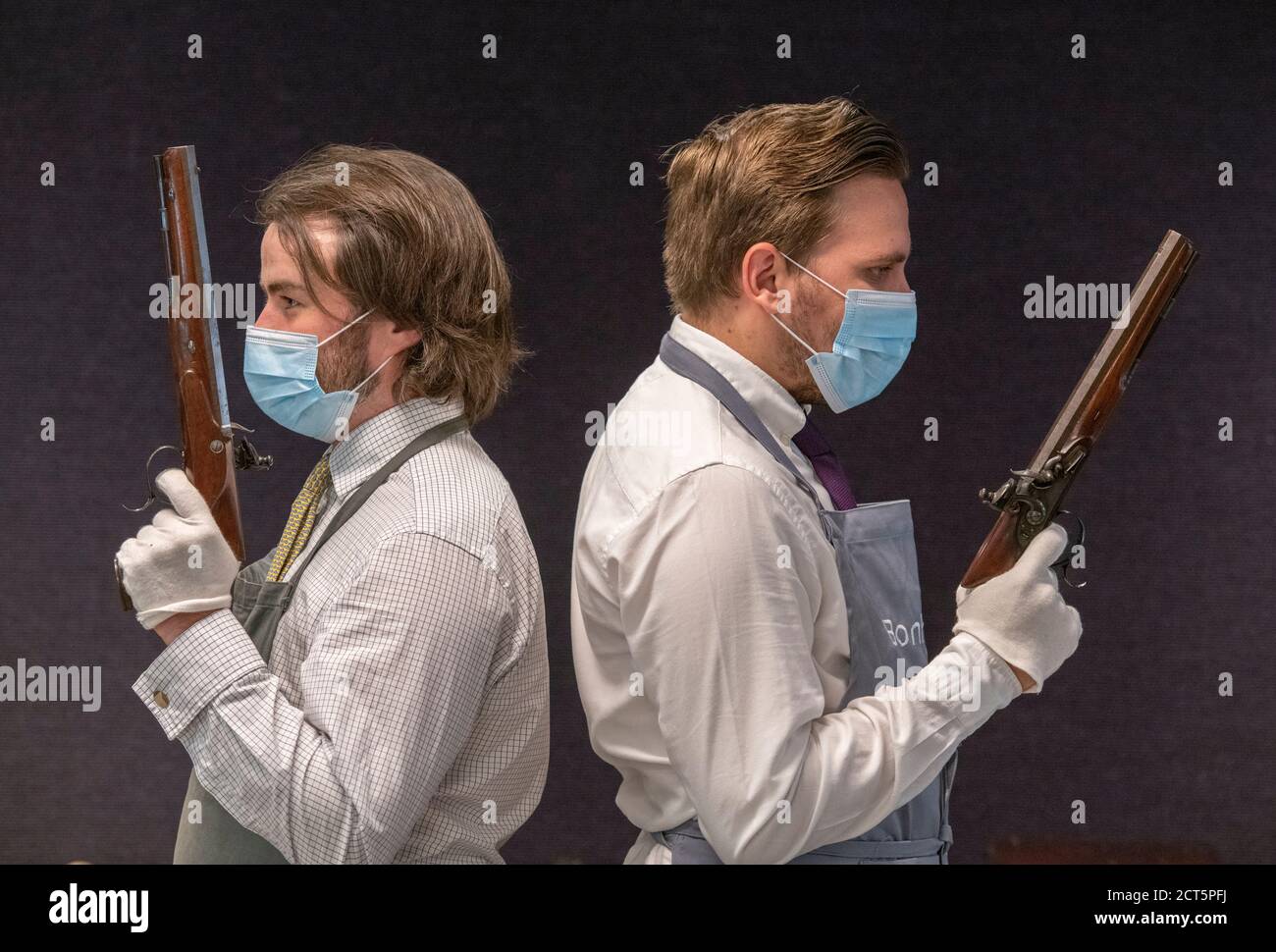 Bonhams, Knightsbridge, London, Großbritannien. 21. September 2020. Der Verkauf von antiken Waffen und Rüstungen ist eine wichtige Gruppe von hauptsächlich 18.-19. Jh. Britische Feuerwaffen von den meisten führenden Herstellern ihrer Zeit. Bild: Ein sehr fein verrochenes Paar Flintlock Dueling Pistolen mit 32 Bohrungen und Sägehandhabung von H.W. Mortimer & Son, 89 Fleet St., London, Gun-Makers To His Majesty London, No. 1324, Circa 1810, £15,000-20,000. Quelle: Malcolm Park/Alamy Live News. Stockfoto