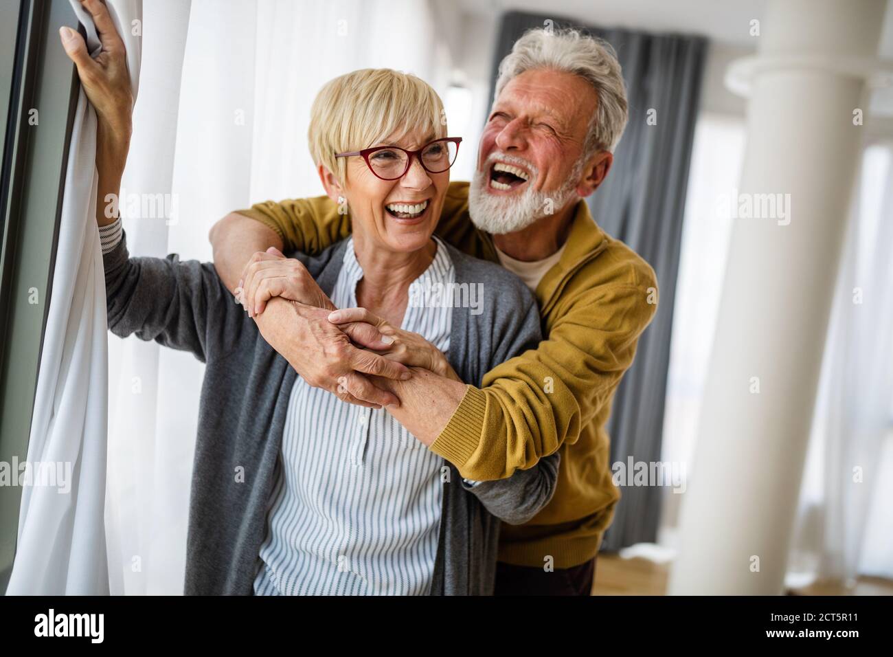 Freundliche senior Paar das Leben genießen und Zeit miteinander zu verbringen Stockfoto